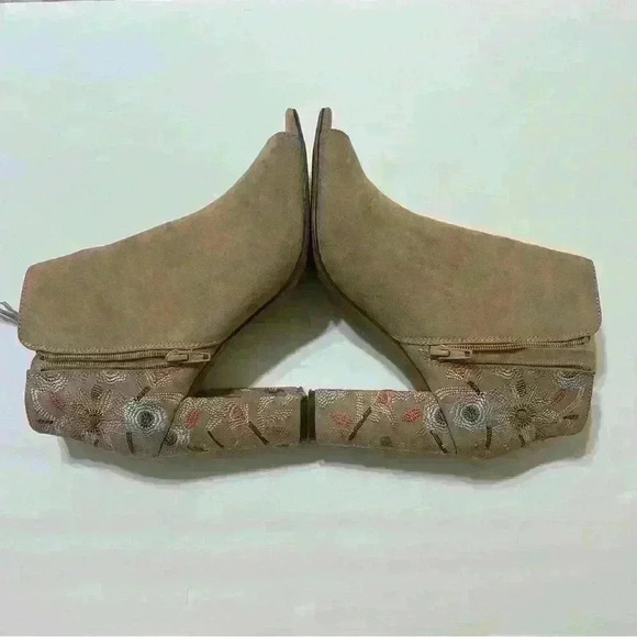 Women's SO Beige Suede Embroidered Open Toe Booties Size 9.5 Boho Floral outdoor - Picture 5 of 13